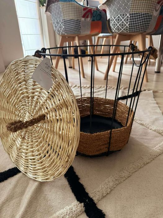 Ръчно изработени кош маса и кош за дърва пред камина