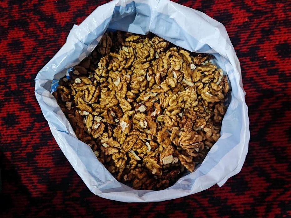 Vând miez de nucă!