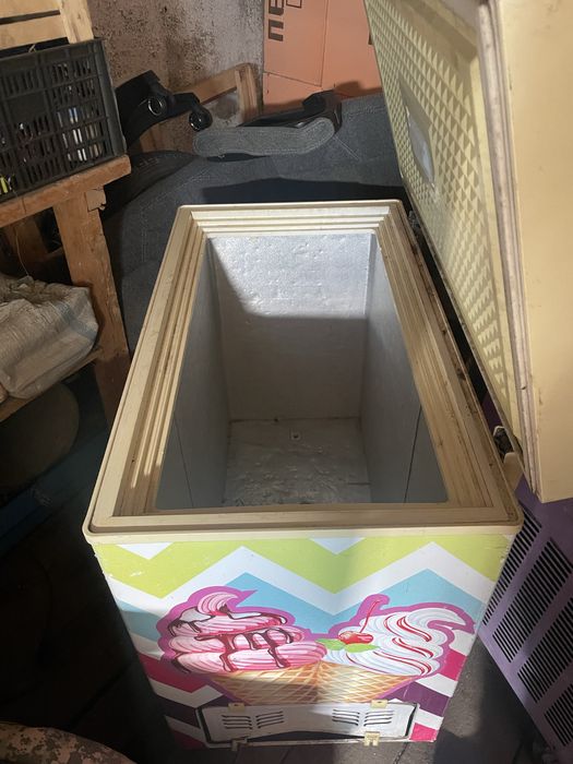 Морожный аппарат вместе холодильникам