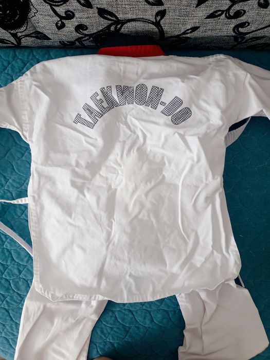 Костюм для таеквондо.