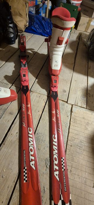 Vând schiuri Atomic cu clăpari