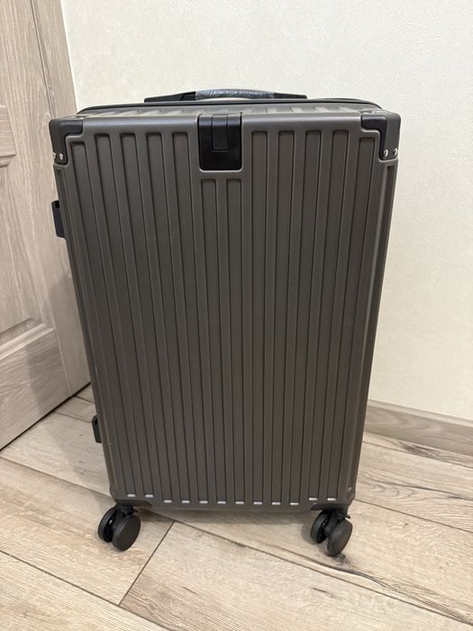 Продам чемодан 40л, S