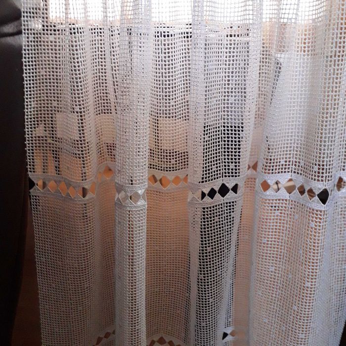 Две пердета за малък прозорец