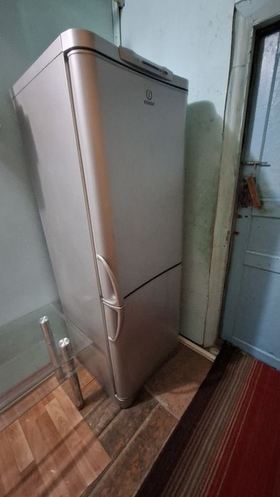 Продам холодильник indezit