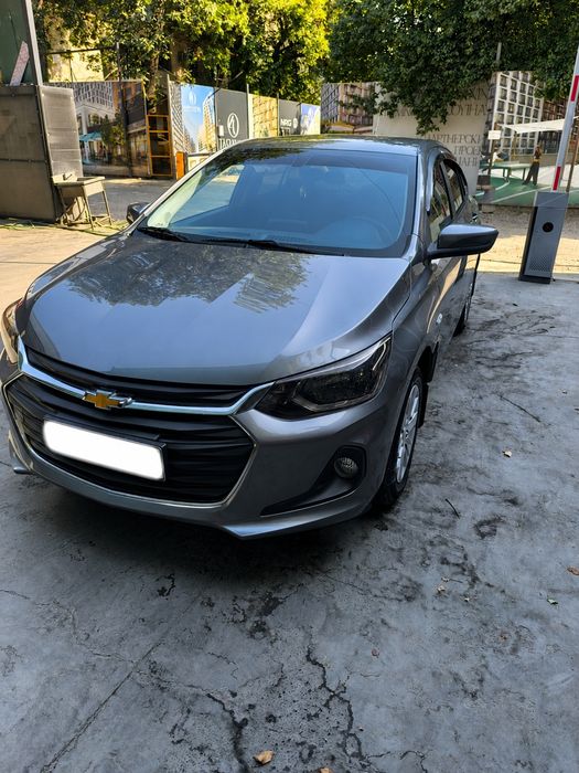 Автомобиль Шевроле оникс