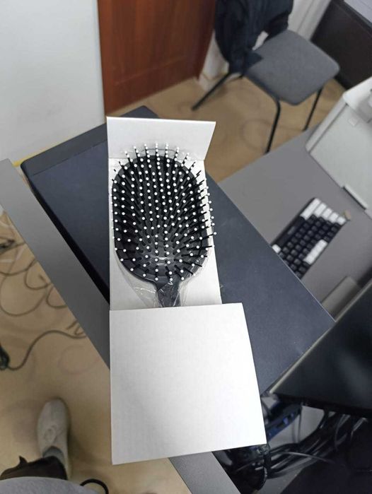 Подарок на 8 Марта — расческа Dyson Supersonic