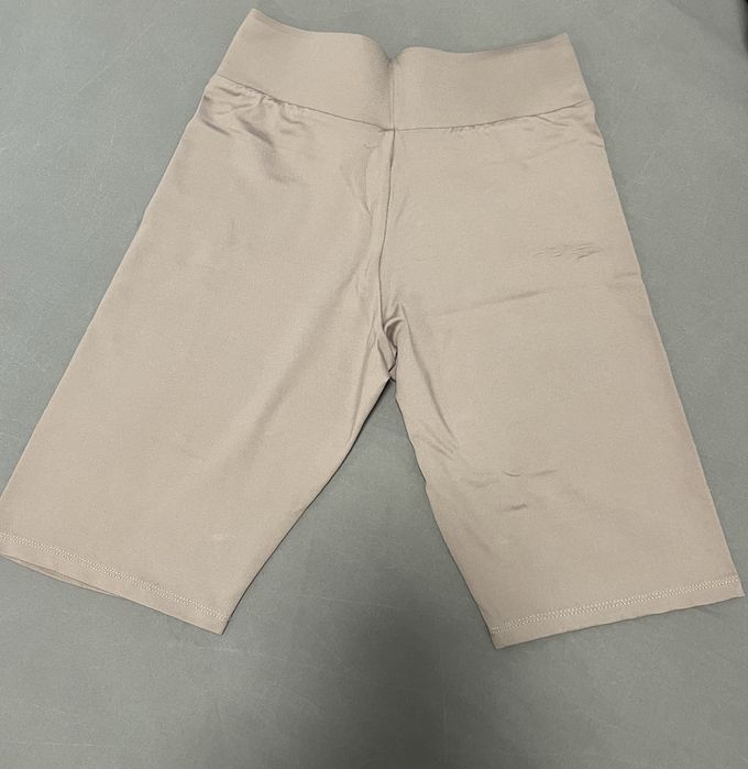 Pantaloni scurti Amisu