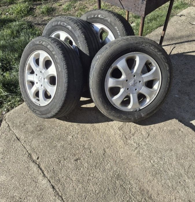 Vând roți Peugeot R15