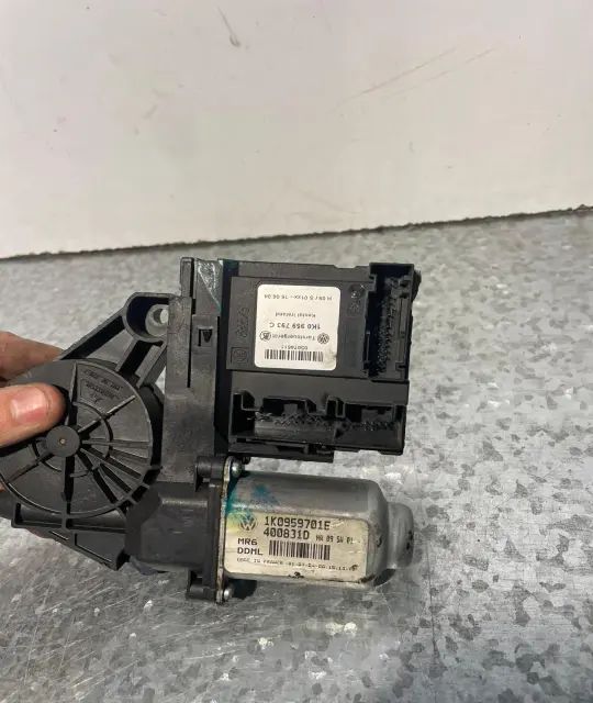 Motoras macara geam fata stanga 1K0 959 793 C Volkswagen VW Passat