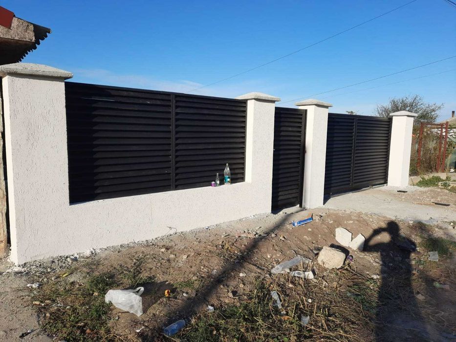 Garduri din panouri stil jaluzele, sipca metalica, tabla, plasa si BCA