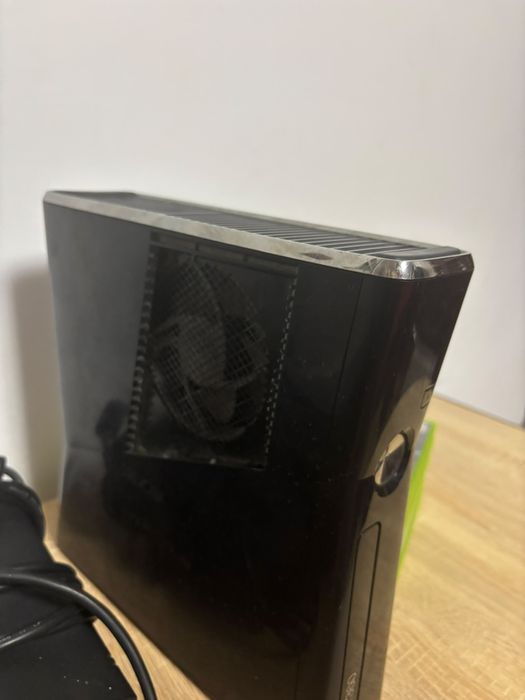 Vand Xbox 360 cu 6 jocuri