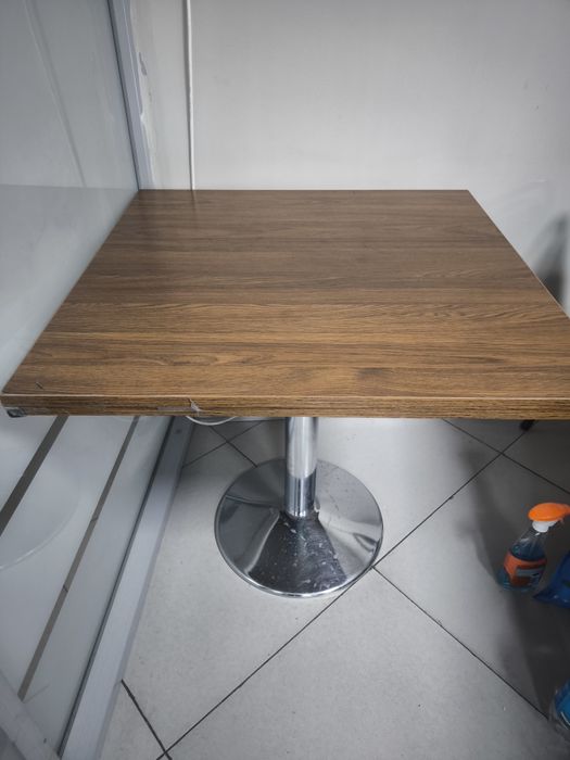 Вешалки, столы, стулья