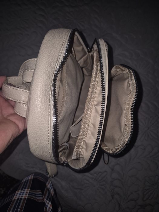 Rucsac bej cu multe compartimente