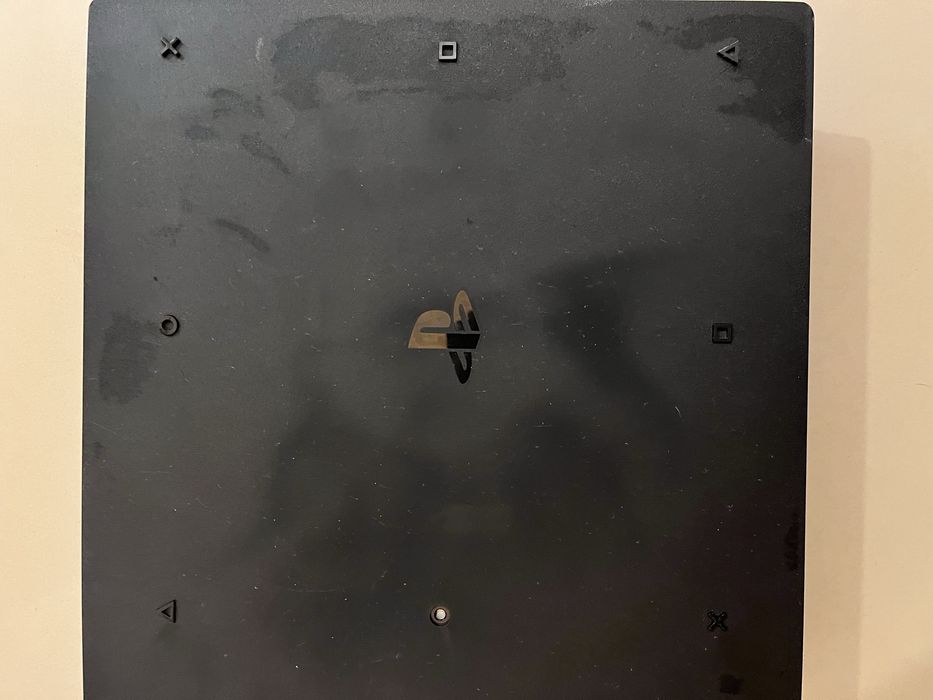 Vând PS4, este folosit dar funcțional