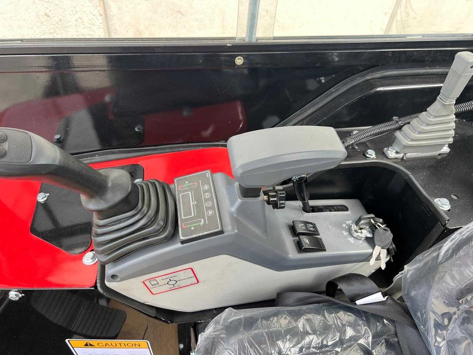 Мини багер Qilu – 2.5 т, двигател Kubota 25 кс + 3 кофи (нов) + видео