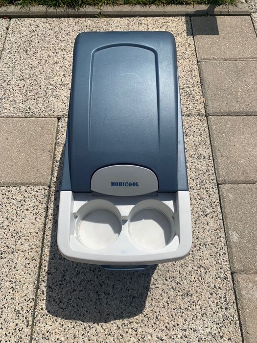 Продавам авто хладилник!