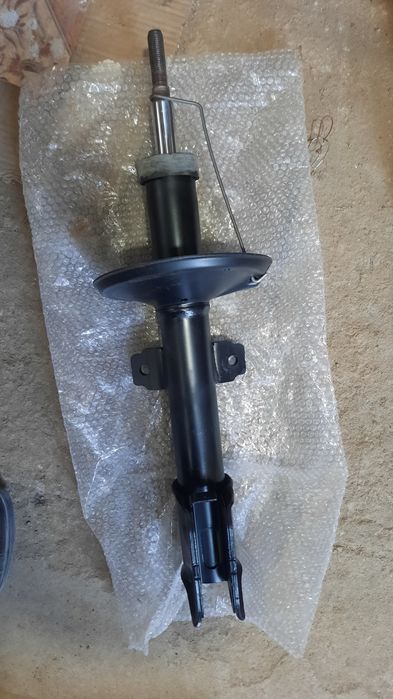 Амортизатор для Сандеро Duster.  Дастер.  Ларгус.