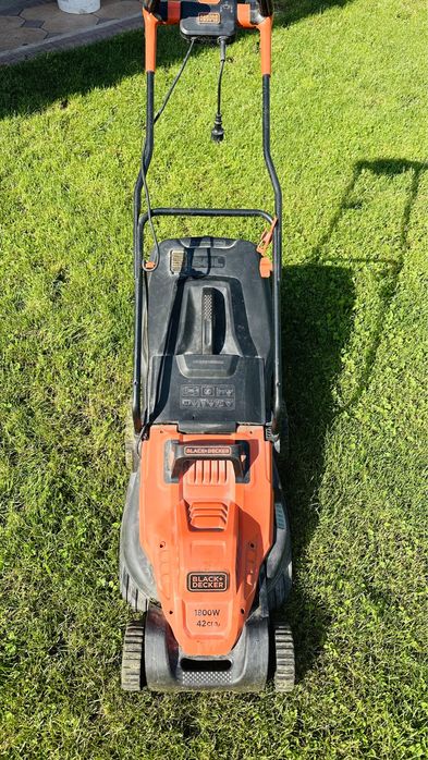 Газона косилка в рабочем состаяние