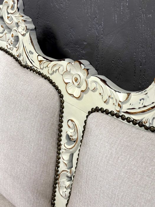 Бял античен диван