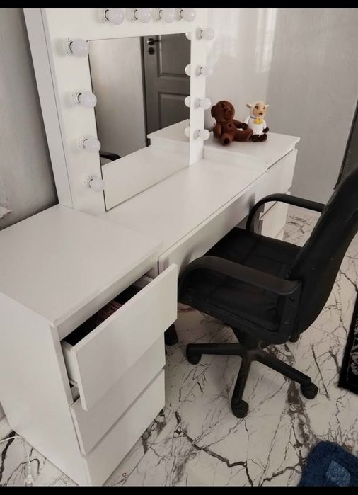 Masă de machiaj in stare buna