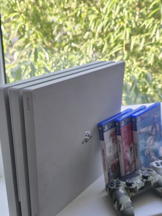 PlayStation 4 Pro 1tb 
цена 120 торг не большой есть 
состояние нормал