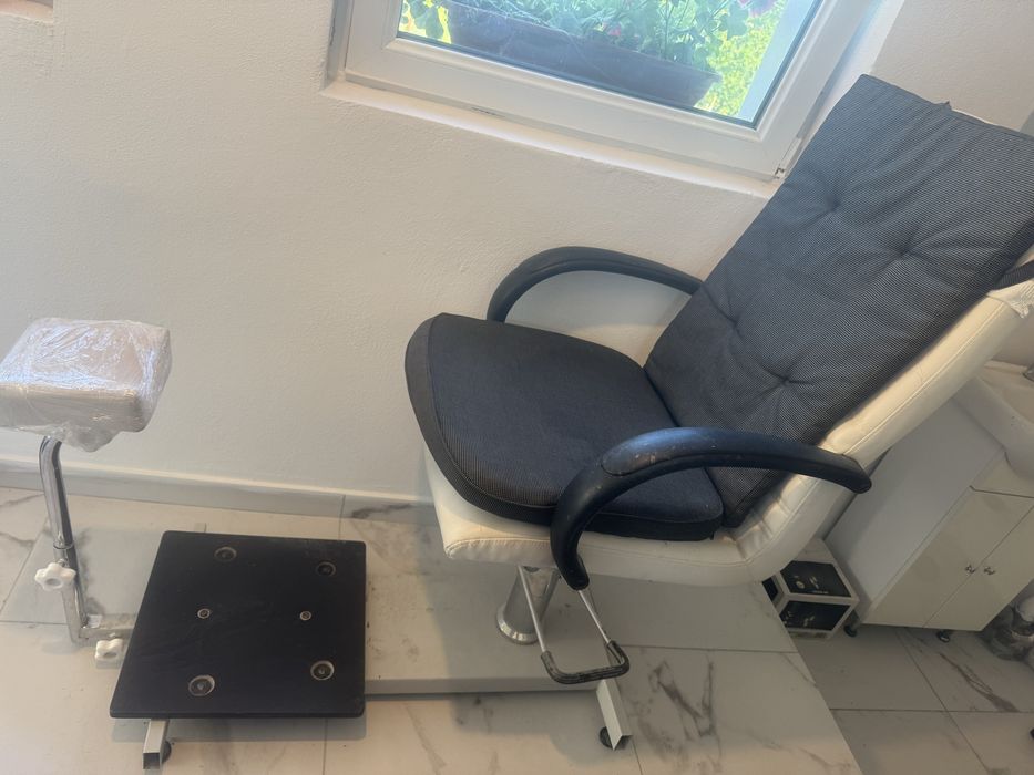 „Scaun pedichiură/hidraulic pentru salon, utilizat, stare bună, reglaj pe înălțime funcțional, confortabil și stabil
