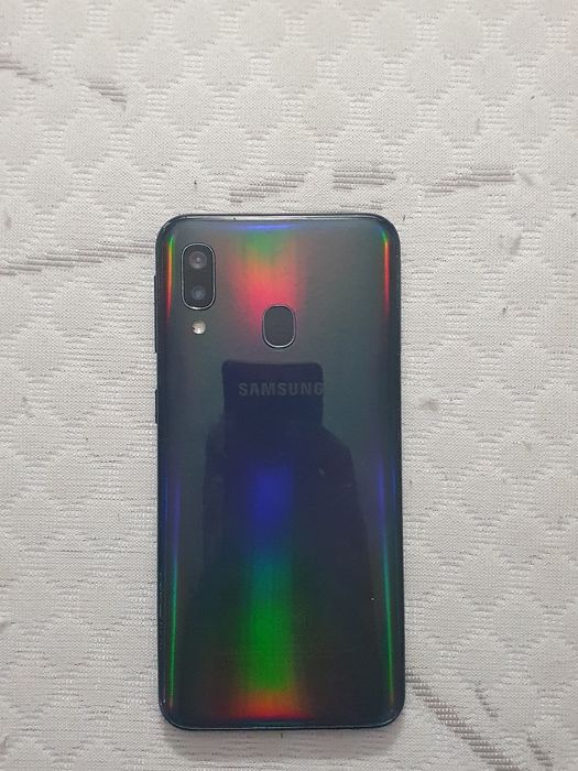 Tel. Samsung A40.
