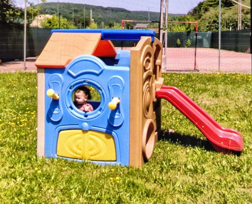 Spatiu joaca ,tobogan, căsuța
