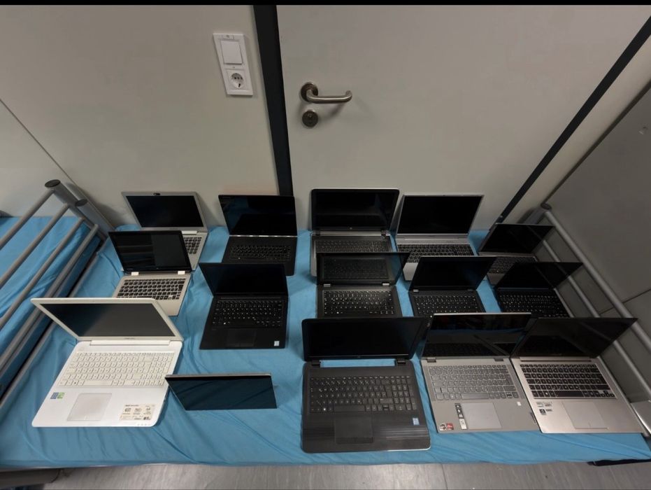 Lot 49 Laptop uri