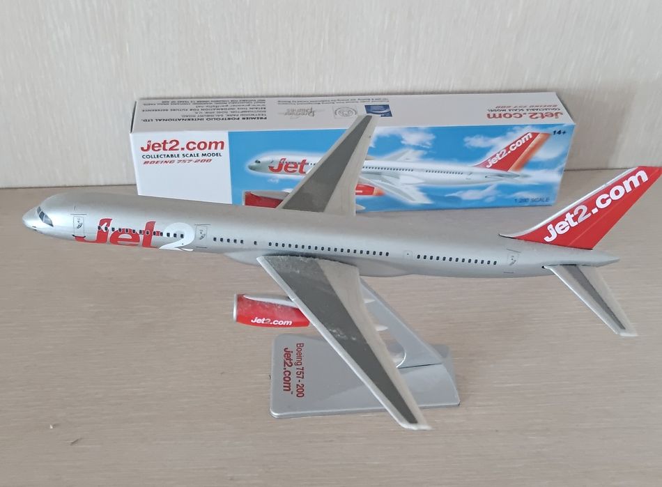Самолет макет Jet2 1 към 200