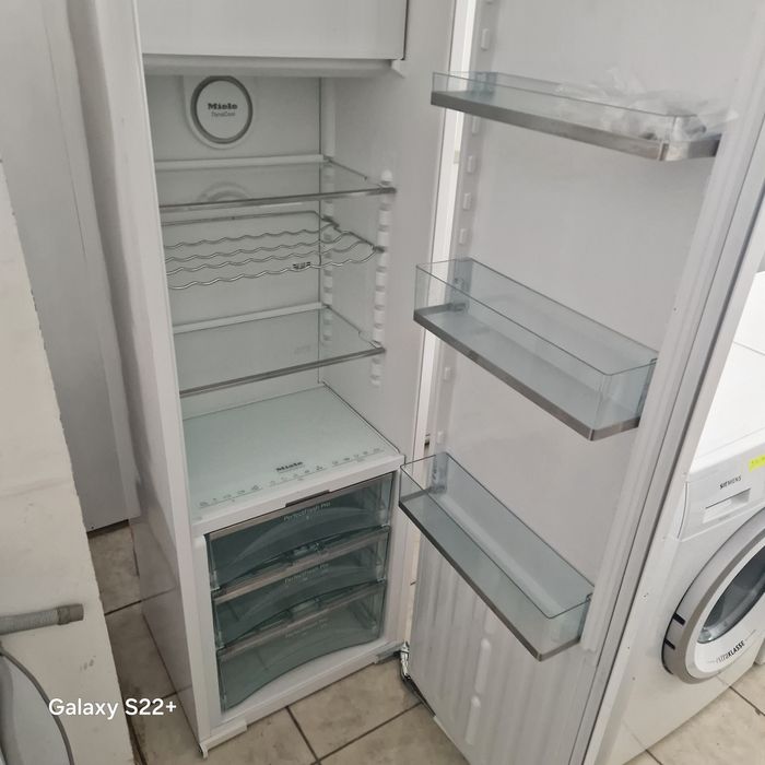 Хладилник за вграждане 177см MIELE