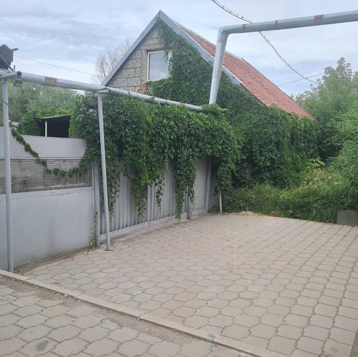 Дом с мансардой и  с гаражом в городе