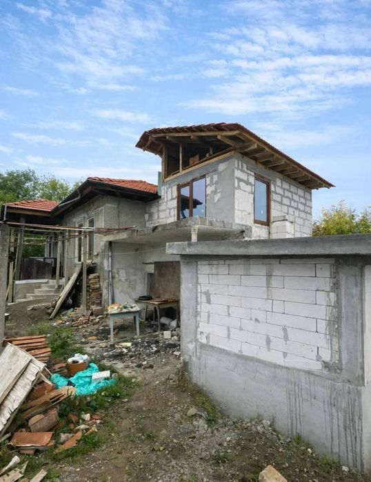 Реновирана къша с голям двор в село Драганово