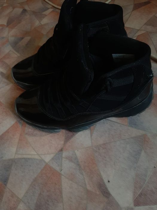 Jordan 11 total black