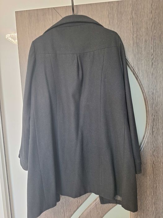 Palton dama marimea 42. Este folosit dar in stare buna.