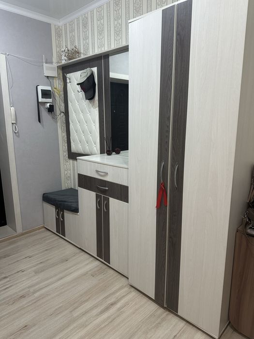 Продам стенку в прихожую