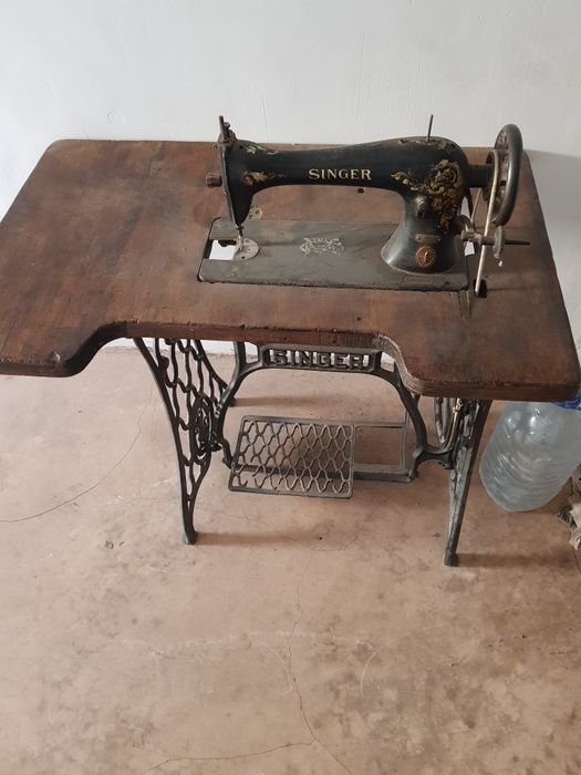 Ножная,швейная машинка со столом, производства ЗИНГЕР Германия  !