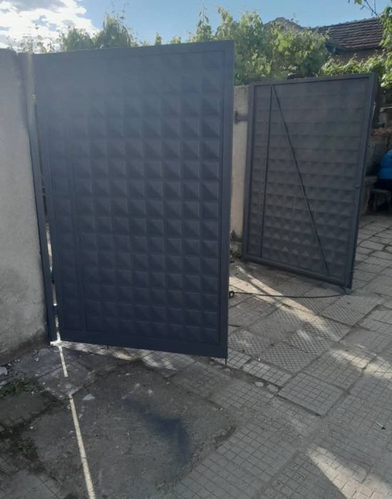 Метални Дворни Врати