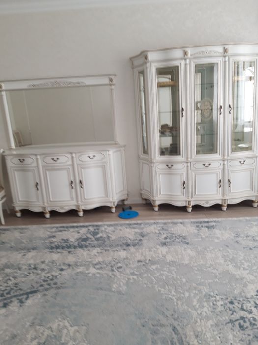 Буфет  гостинной  қасында  айнасы  бар  .упаковкада  тұр