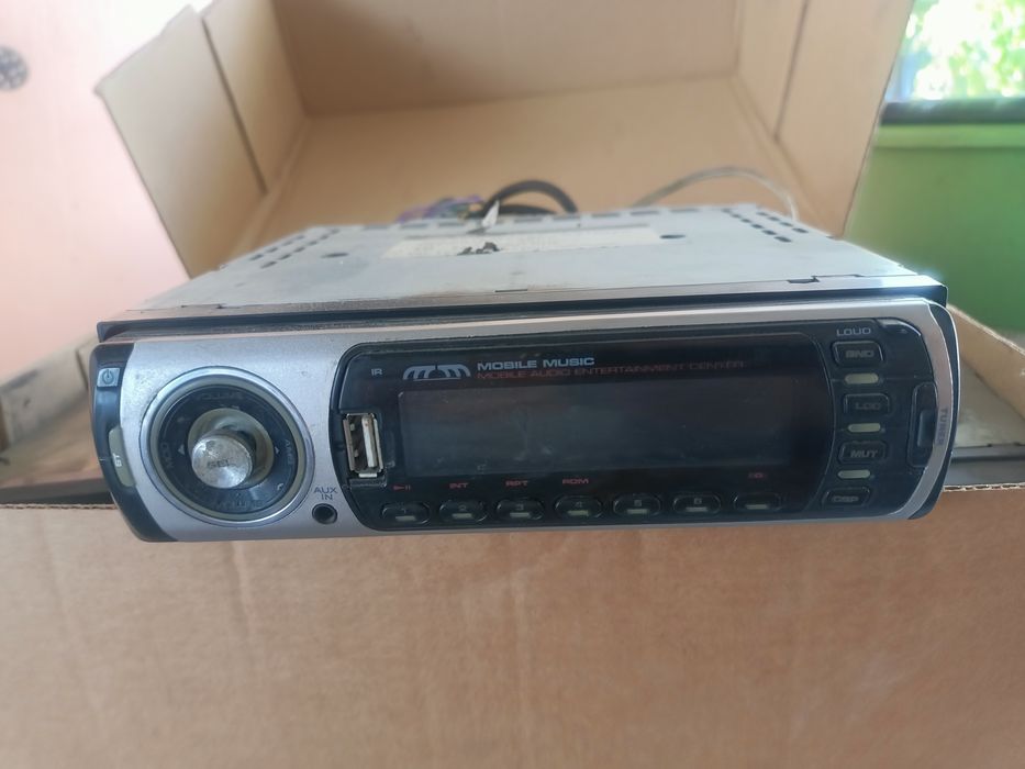 Магнитофон - радио ,стерео на автомобиль , их ТРИ штуки все разные ...