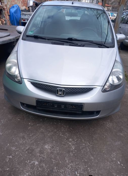 Хонда Джаз
Нов внос от Германия.
2006г
Бензин 1,4.
Климатик, сензор за