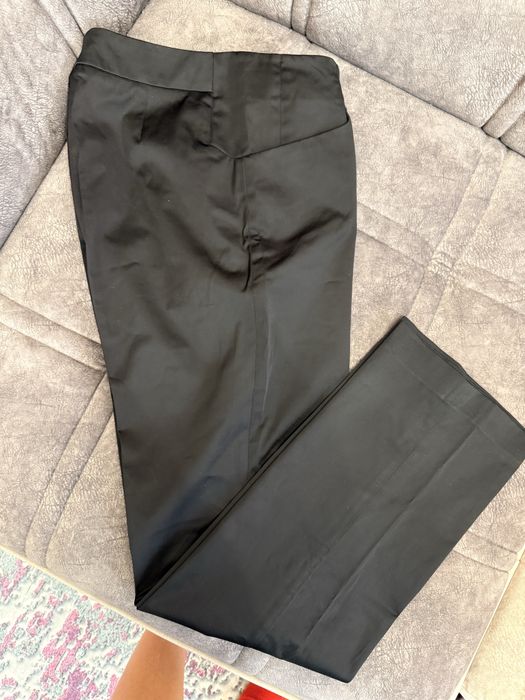 Черные брюки под атлас со стрелками, классические прямые