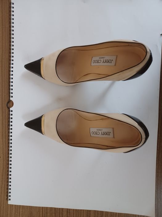 Два чифта дамски обувки, с високи токове за обща цена 20 лв.