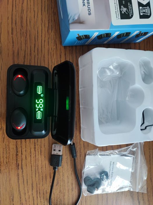 Căști bluetooth noi cu afișaj digital