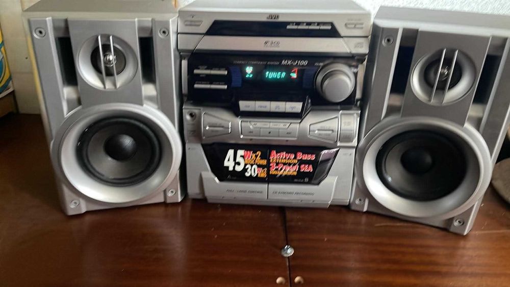 продавам стерео уредба JVC 3 диска