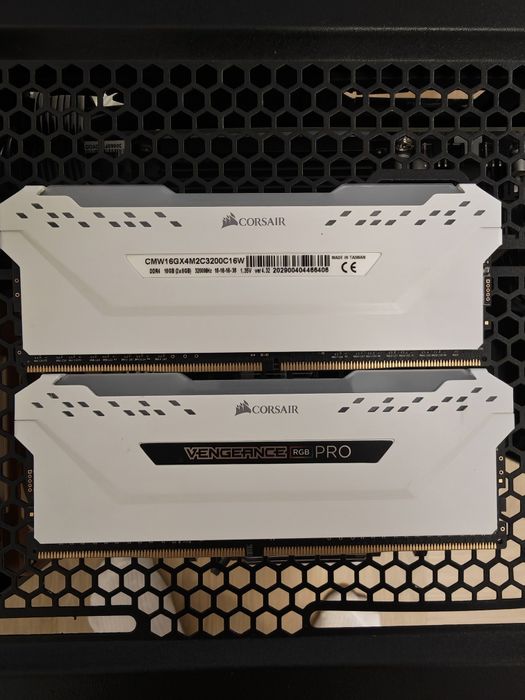 Memorie RAM Corsair Vengeance RGB Pro DDR4 16gb 3200mhz (2x 8gb White) alb