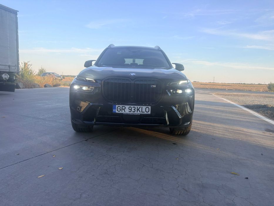 Se oferă spre vânzare BMW X7 M60i xDrive, într-o configurație premium, 7 locuri, cu doar 43.000 km.TVA deductibi