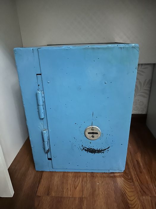 Продам железны сеф