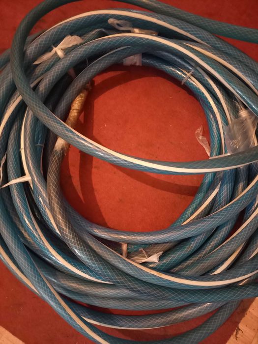 Продам лопаты, лом, грабли,  шланг- дёшево.