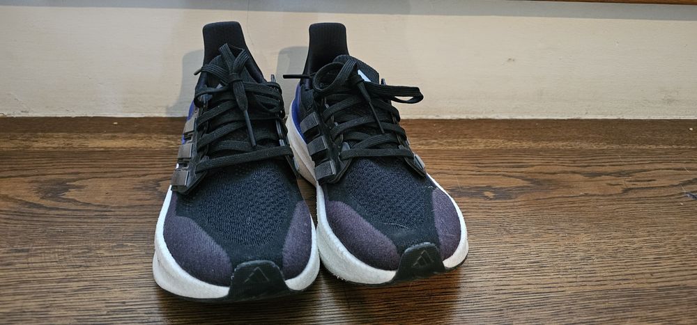 Vand o pereche de Adidas Ultraboost marimea 37/23cm